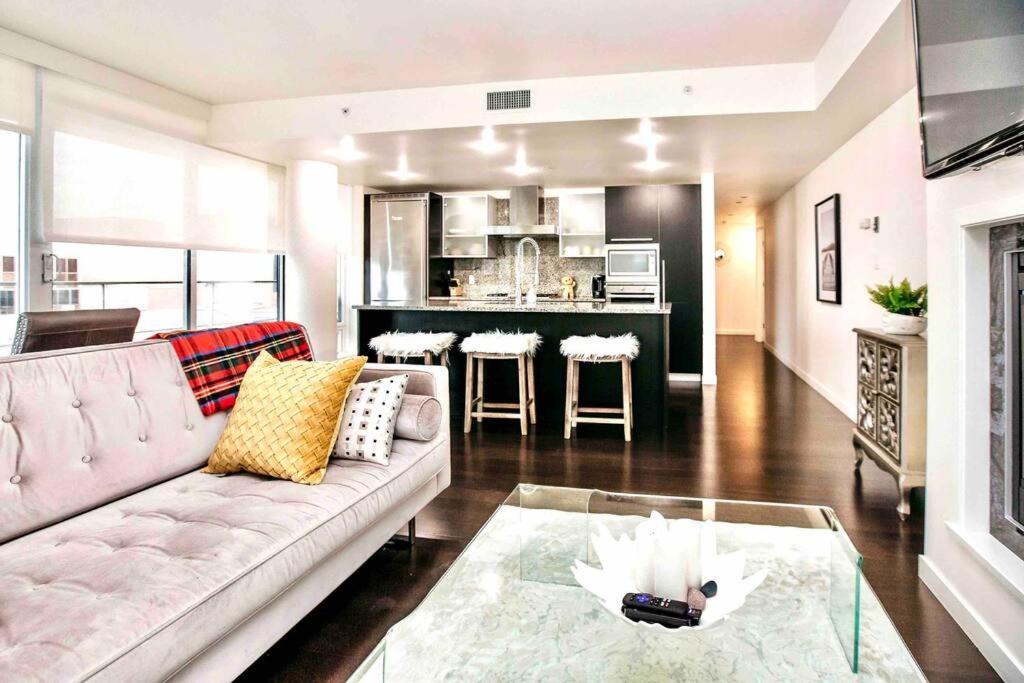 Victoria'S Best Location 2 Bedroom Luxe Condo Экстерьер фото