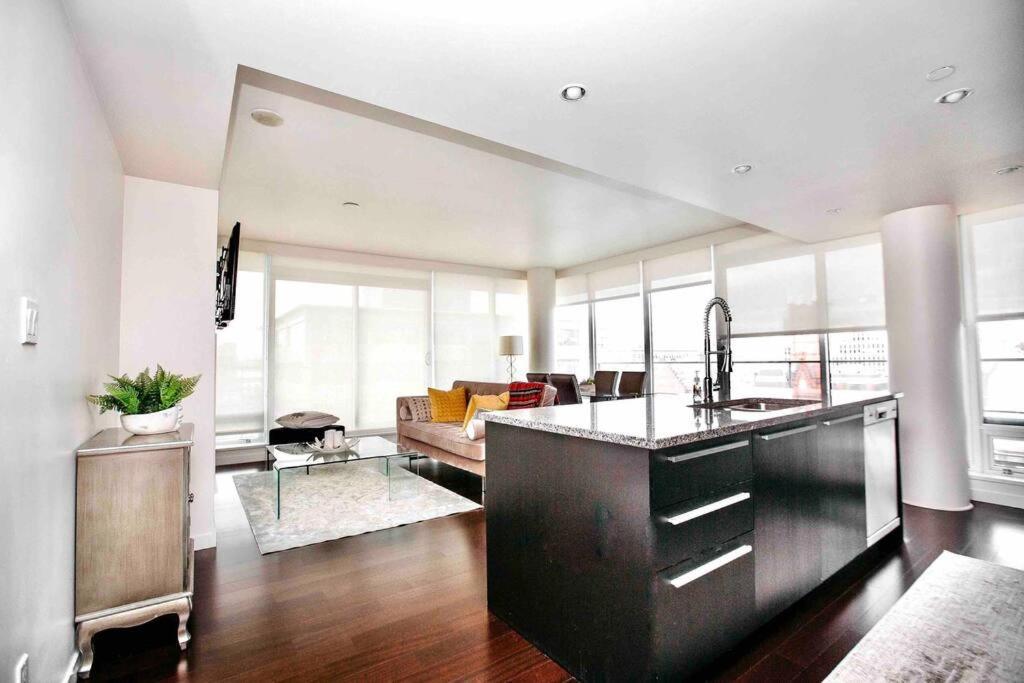 Victoria'S Best Location 2 Bedroom Luxe Condo Экстерьер фото