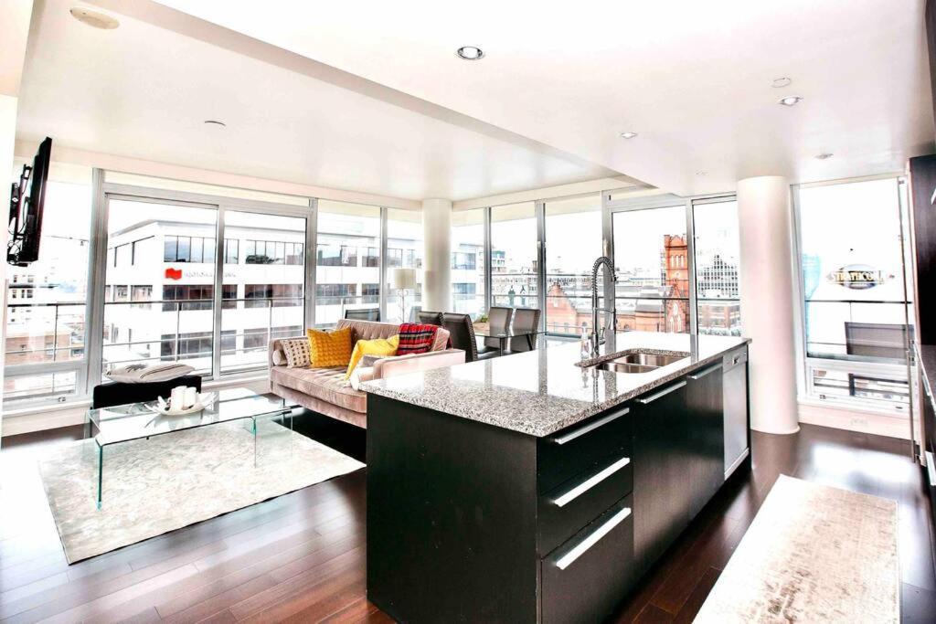 Victoria'S Best Location 2 Bedroom Luxe Condo Экстерьер фото
