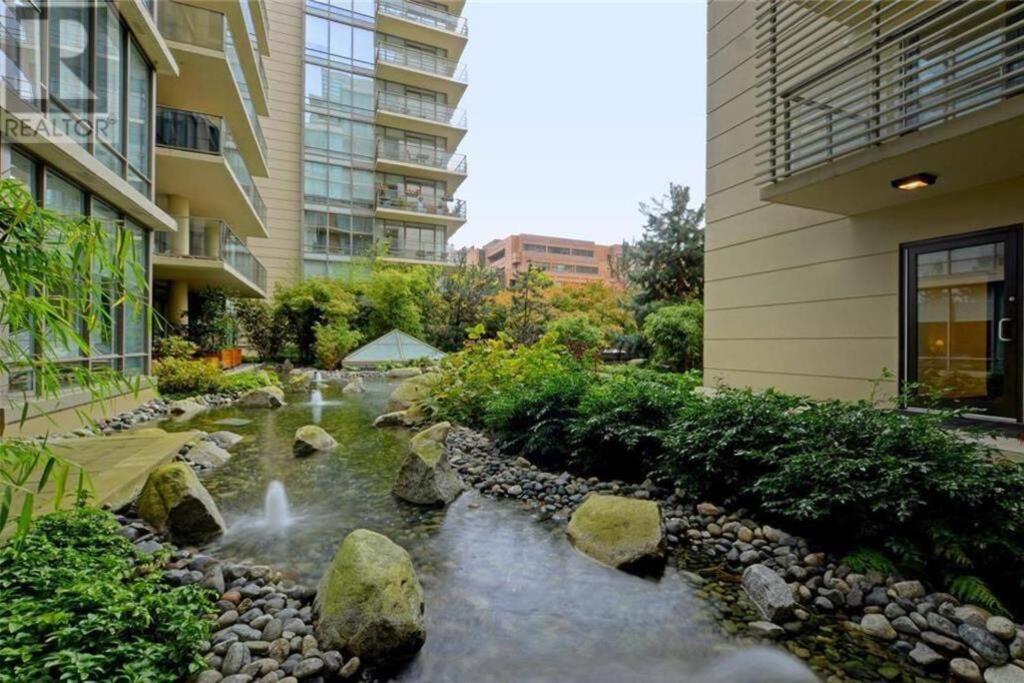 Victoria'S Best Location 2 Bedroom Luxe Condo Экстерьер фото