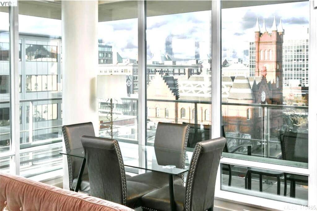 Victoria'S Best Location 2 Bedroom Luxe Condo Экстерьер фото
