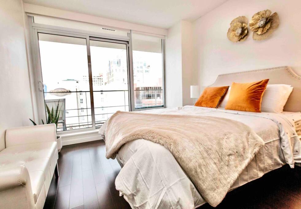 Victoria'S Best Location 2 Bedroom Luxe Condo Экстерьер фото