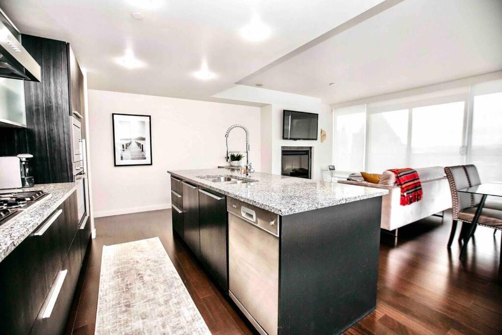 Victoria'S Best Location 2 Bedroom Luxe Condo Экстерьер фото